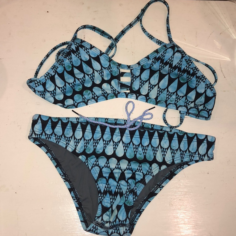 Jolyn raindrop “Tomcat” top and “Andy” bottoms